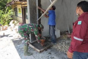 TMMD Bojonegoro, Satgas Dan Masyarakat Garap Pemlesteran Dinding Gedung SD Ngrancang IV
