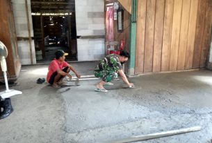 Personel Satgas TMMD Kodim Bojonegoro Terus Kebut Pemlesteran Lantai Rehab Aladin