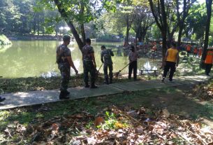 Sinergitas TNI, Polri, Relawan dan Pemkot Laksanakan Karya Bhakti Gotong Royong Pembersihan Taman Satwa Taru Jurug Surakarta