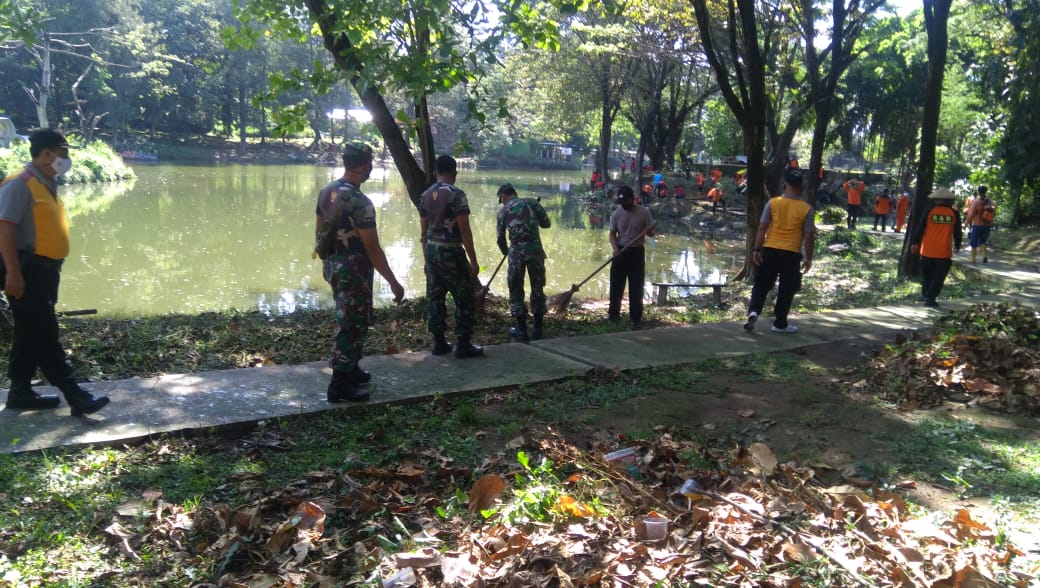 Sinergitas TNI, Polri, Relawan dan Pemkot Laksanakan Karya Bhakti Gotong Royong Pembersihan Taman Satwa Taru Jurug Surakarta