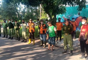 Wujud kemanunggallan TNI - POLRI, Linmas dan Rempas melaksankan kerja bakti diwilayah kelurahan Manahan