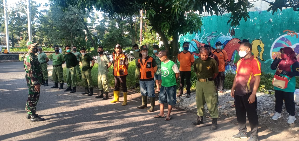 Wujud kemanunggallan TNI - POLRI, Linmas dan Rempas melaksankan kerja bakti diwilayah kelurahan Manahan