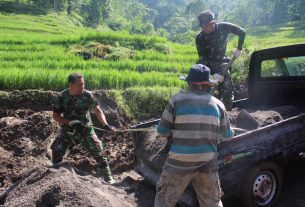 Satgas TMMD Bersama Warga Bahu-Membahu Turunkan Pasir