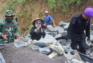 Tak Mau Ketinggalan, IARMI Kabupaten Wonogiri Turut Sukseskan TMMD Desa Brenggolo