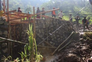 Satgas TMMD Dan Warga Terus Kebut Jembatan Penghubung Jateng-Jatim