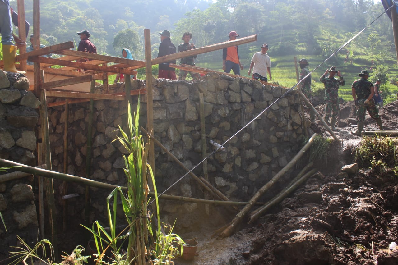 Satgas TMMD Dan Warga Terus Kebut Jembatan Penghubung Jateng-Jatim