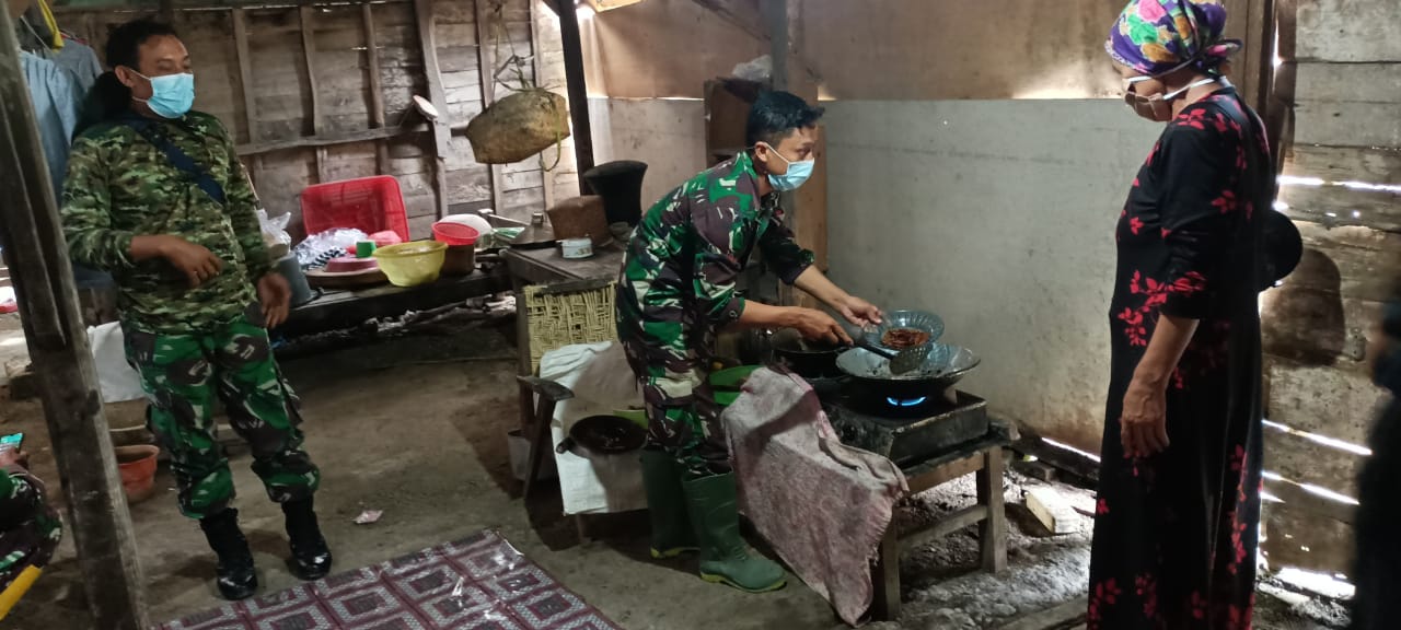 Citra Rasa Belalang Goreng Ala Satgas TMMD Bojonegoro