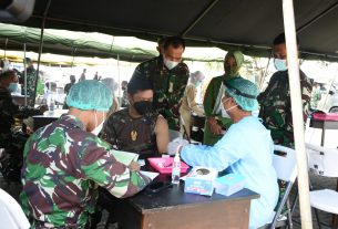 Prajurit dan PNS Jajaran Korem 074/Warastratama Jalani Vaksinasi Covid 19 Dosis Kedua