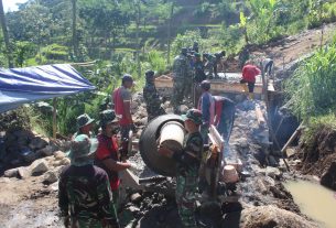 Mulai Pengecoran Jembatan, Satgas Dan Warga Berjibaku Dengan Molen Dan Adonan Semen