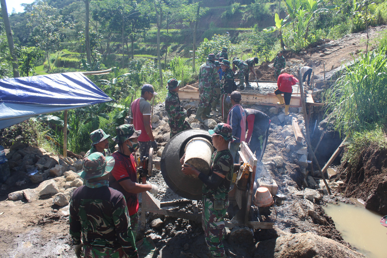 Mulai Pengecoran Jembatan, Satgas Dan Warga Berjibaku Dengan Molen Dan Adonan Semen