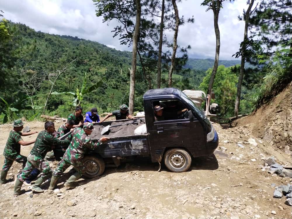 Medan Menanjak, Kendala Tersendiri Bagi Satgas TMMD Desa Brenggolo
