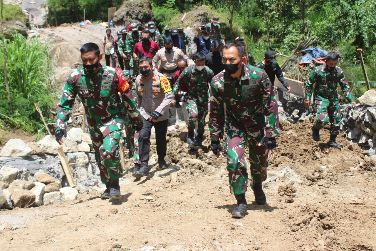 Kunjungan Danrem 074/Warastratama Di Lokasi TMMD Reguler Ke-110 Kodim 0728/Wonogiri