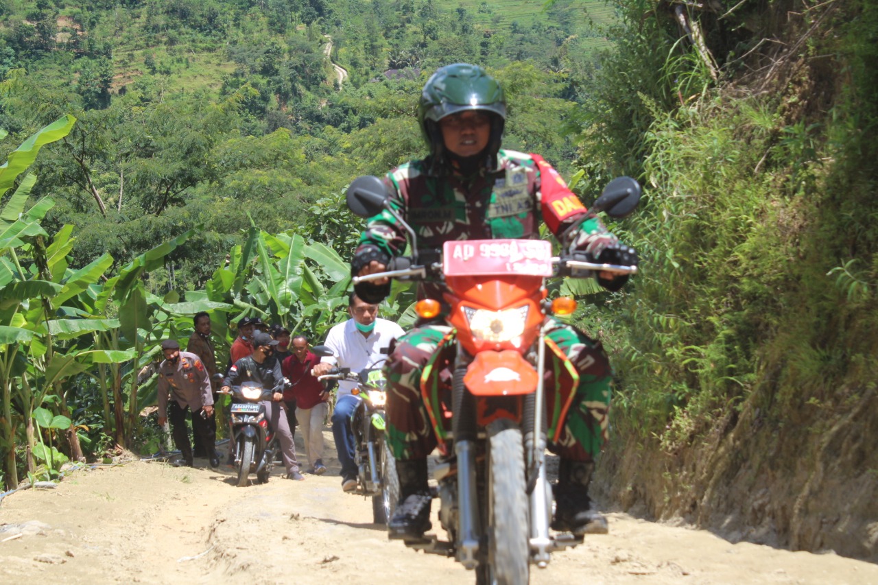 Rombongan Danrem 074/Warastratama Dengan Menaiki Motor Trail Menuju Sasaran Fisik TMMD Reguler Ke-110 Kodim 0728/Wonogiri