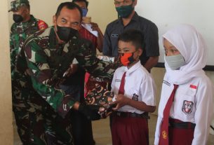 Danrem 074/Warastratama Serahkan Hadiah Lomba Literasi Dan Puisi Kepada Siswa-Siswi SD N 2 Brenggolo