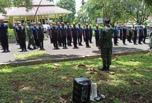 Pelda Sarwani memberikan pelatihan Peraturan Baris Berbaris