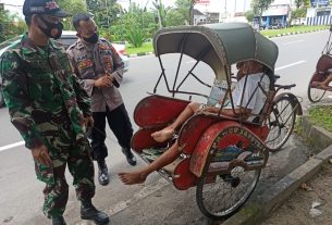 Himbau warga dan Bagikan Masker, petugas gabungan wilayah Grogol intensifkan patroli cegah pelanggaran Prokes