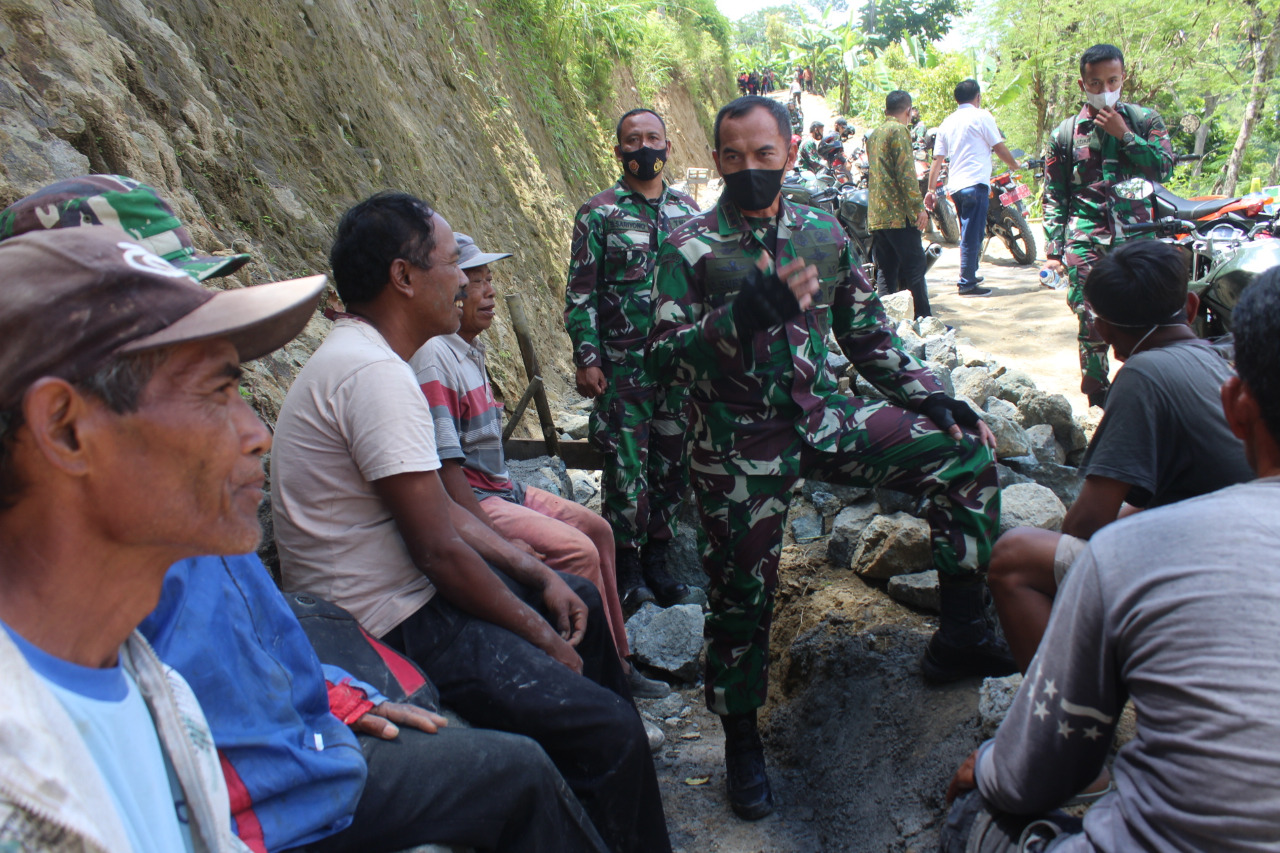 Kolonel Inf Deddy Suryadi Sapa Warga Di Lokasi TMMD Desa Brenggolo