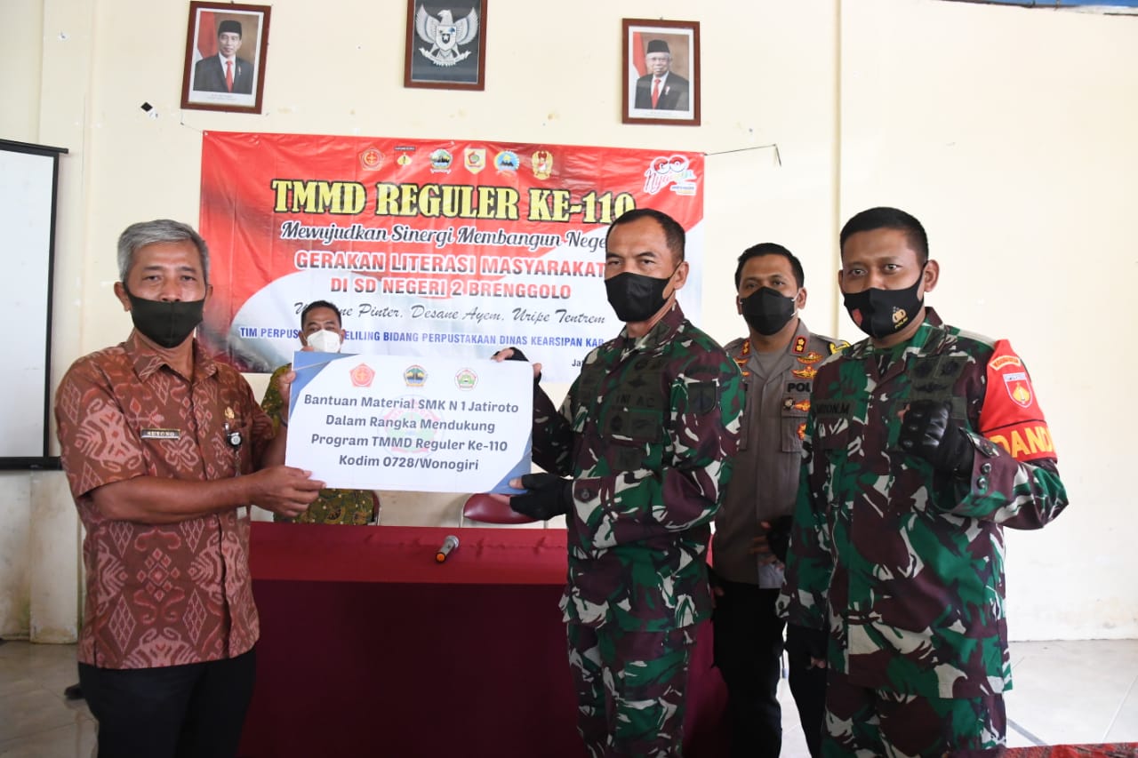 Danrem 074/Warastratama Secara Simbolis Terima Bantuan Berupa Semen Dari SMK N 1 Jatiroto Dalam Program TMMD Reguler Ke-110 Kodim Wonogiri