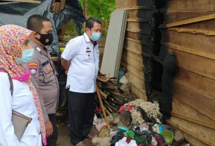 Polsek Pugung Identifikasi dan Berikan Bantuan Korban Kebakaran di Pekon Kayu Hubi