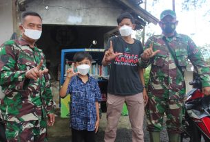 Bukan Dengan Tenaga Melainkan Melalui Buku, Inilah Sosok Wahyudi Yang Turut Sukseskan TMMD Desa Brenggolo