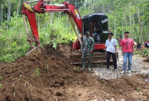 Tak Hanya Tenaga, Warga Brenggolo Siap Dukung Suksesnya TMMD