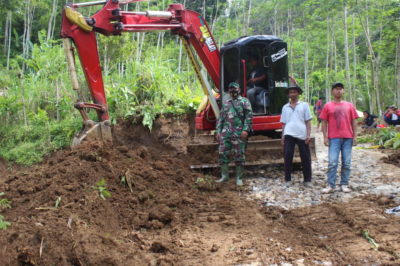 Tak Hanya Tenaga, Warga Brenggolo Siap Dukung Suksesnya TMMD