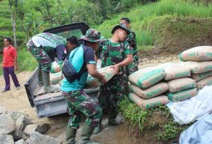 Cuaca Cerah, Satgas Tambah Bersemangat Langsir Material Ke Lokasi TMMD