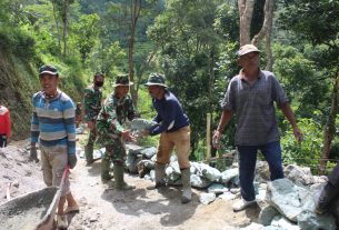 Satgas TMMD Dan Warga Masih Bergelut Dengan Batu