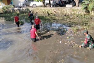 Kodim 0410/KBL bersama dengan warga menggelar kegiatan Grebek Sungai