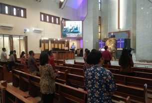Babinsa Jayengan Berikan Rasa Aman dan Himbauan Prokes di Ibadah Minggu Pagi