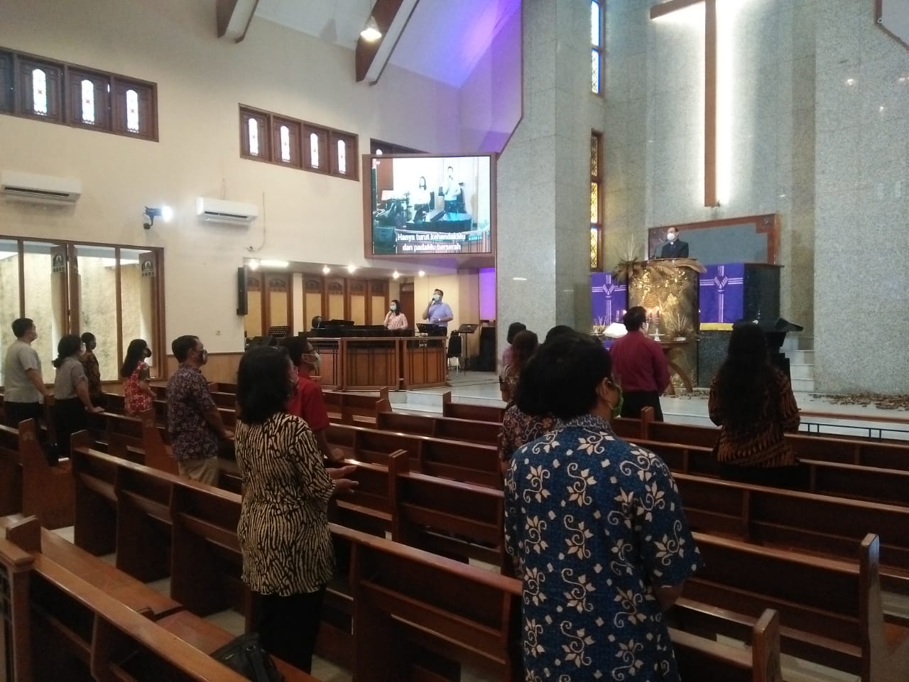 Babinsa Jayengan Berikan Rasa Aman dan Himbauan Prokes di Ibadah Minggu Pagi