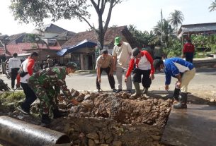 Serma Edi Iswandi bersama dengan Bhabinkamtibmas ikut serta melakukan gotong royong