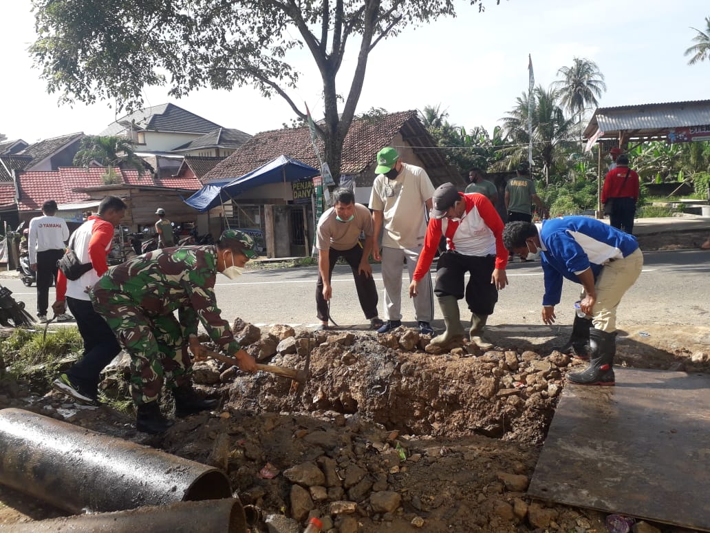 Serma Edi Iswandi bersama dengan Bhabinkamtibmas ikut serta melakukan gotong royong