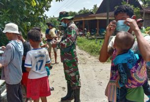 Peduli Corona, Satgas TMMD Bojonegoro Bagi-Bagi Masker