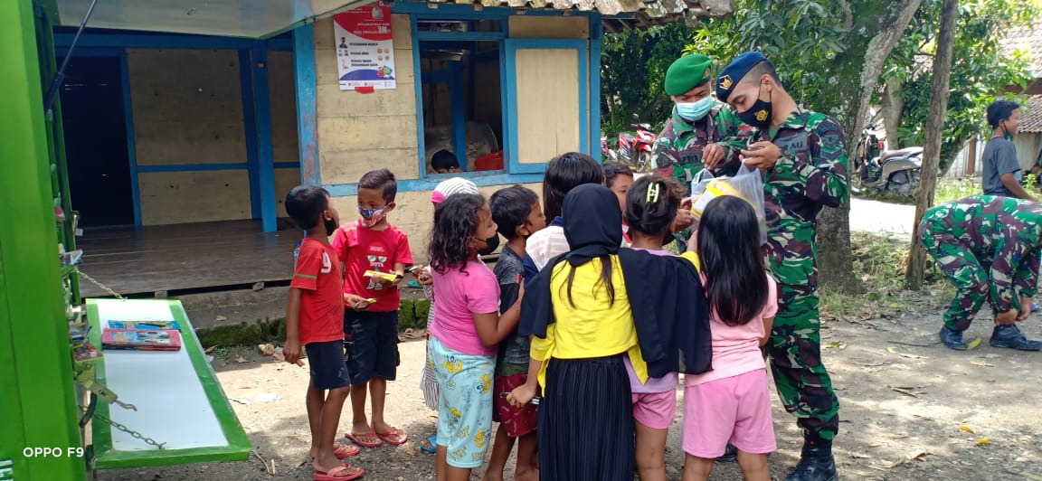 Tingkatkan Minat Baca Satgas TMMD Bojonegoro Buka Perpustakaan Keliling