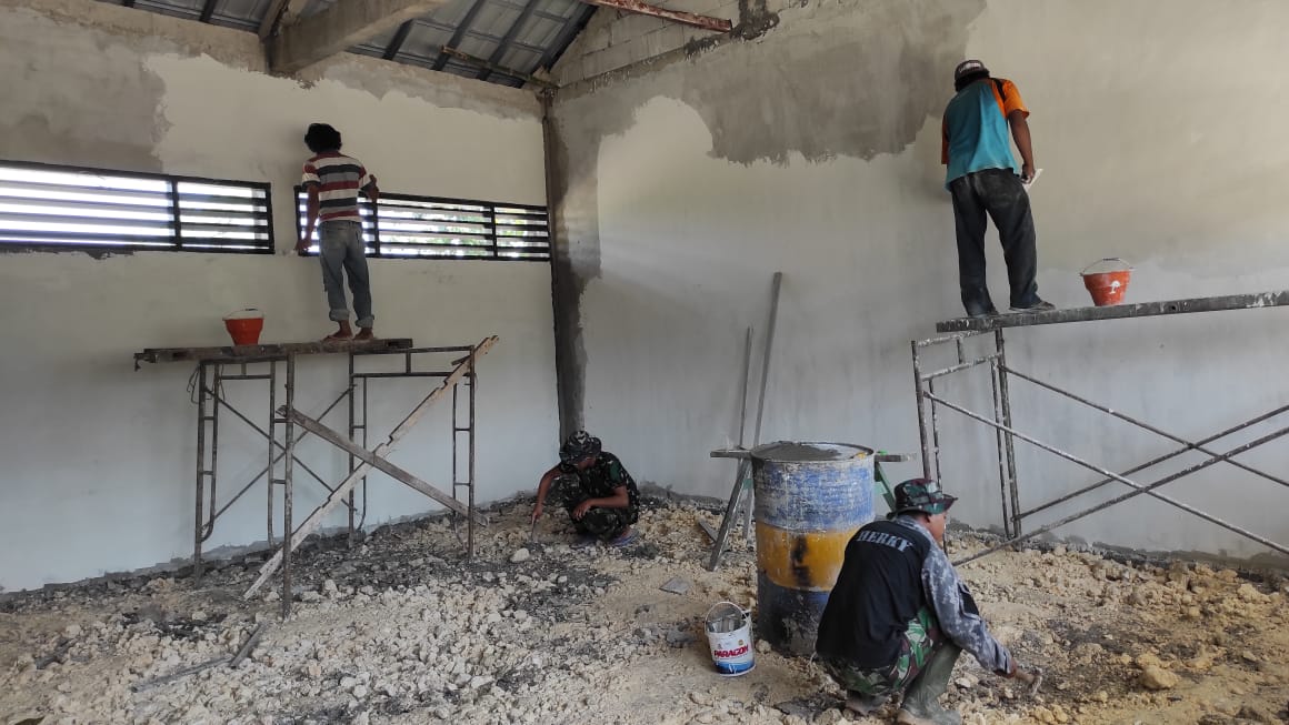 TMMD Bojonegoro, Satgas Percepat Pekerjaan Plamir Dinding Gedung SD