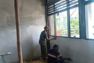 Cekatan, Warga Bersama Satgas TMMD Bojonegoro Plamir Dinding Pembangunan Ruang Kelas SD