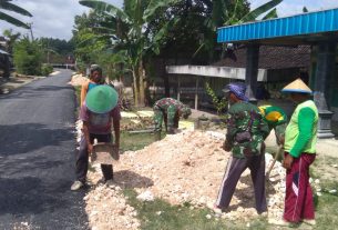 Terus Bersemangat, TNI Dan Masyarakat Sukseskan Program TMMD Bojonegoro