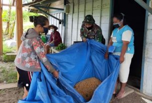 perkuat Silaturahmi, Satgas TMMD Bojonegoro Bantu Warga Jemur Padi