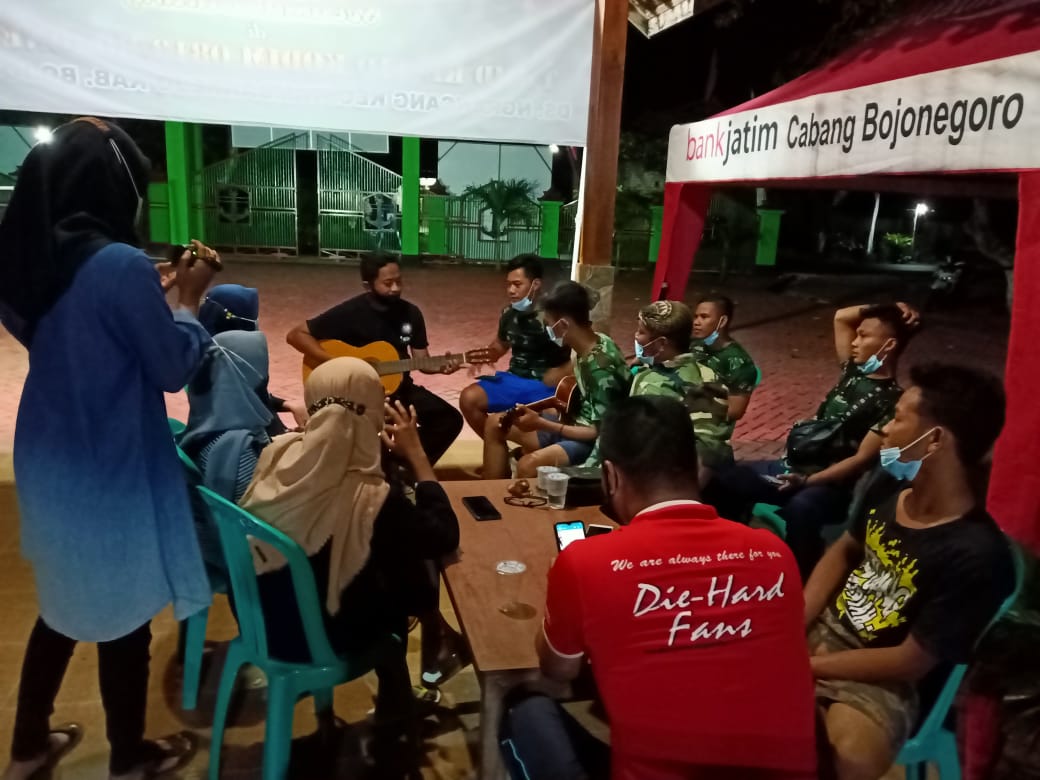 Refresh, Pemuda Gitaran Bareng Satgas TMMD 110 Bojonegoro