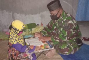 Satgas TMMD Bojonegoro Ajari Anak Tulis Huruf Hijaiyah