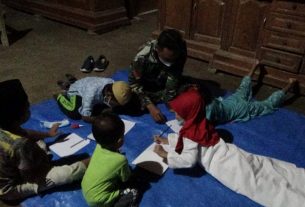 Dilokasi TMMD Bojonegoro, Anak Jatimulyo Dapat Pelajaran Menulis Huruf Hijaiyah