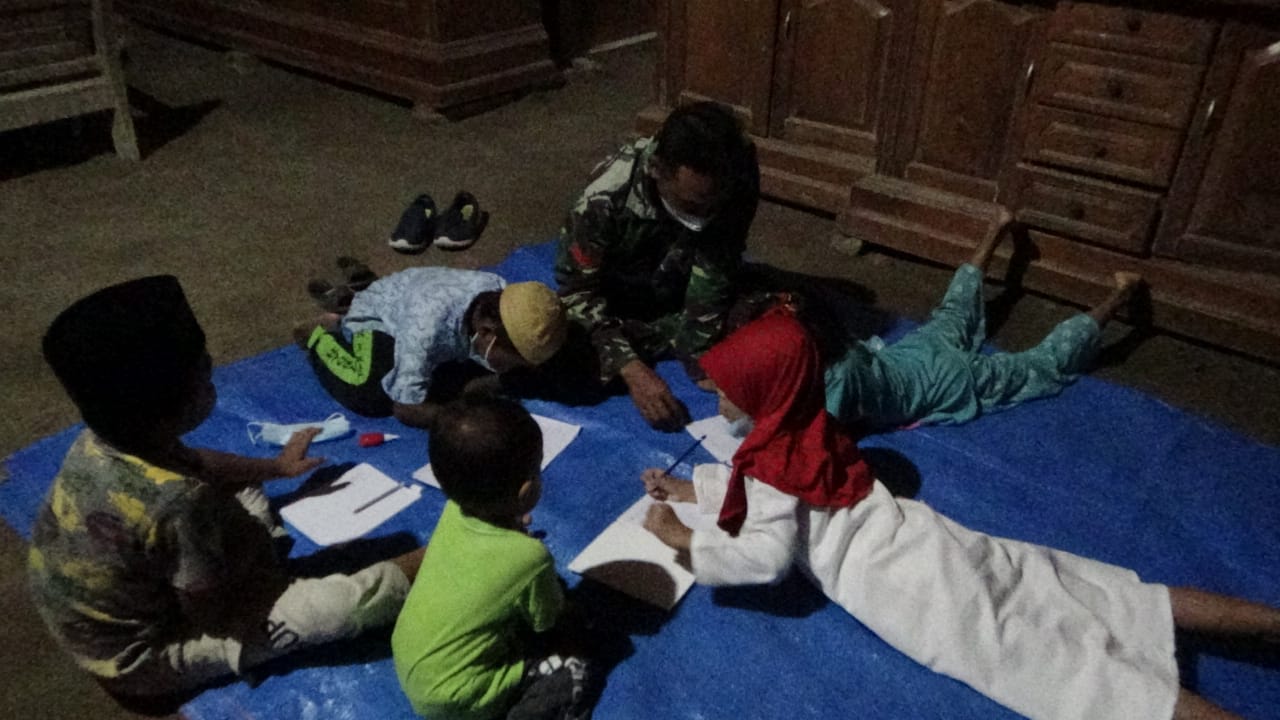 Dilokasi TMMD Bojonegoro, Anak Jatimulyo Dapat Pelajaran Menulis Huruf Hijaiyah