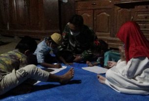 TMMD Bojonegoro, Satgas Ajari Anak-Anak Jatimulyo Menulis Huruf Hijaiyah