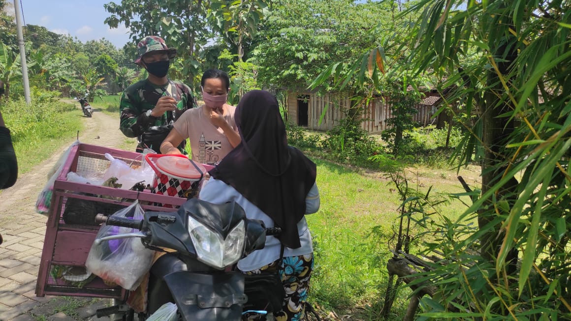 Komsos Dengan Pedagang Sayur, Ini Yang Dilakukan Satgas TMMD Bojonegoro
