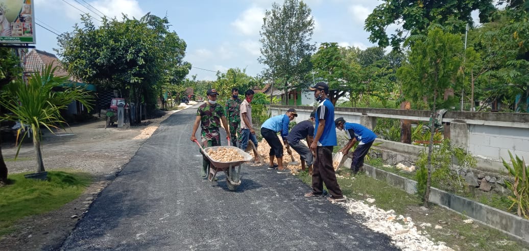 Perbaikan Jalan Aspal jatimulyo TMMD Bojonegoro Capai 90 Persen