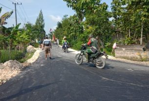 Pedagang Keliling Sambut Gembira Mulusnya Jalan Aspal TMMD 110 Bojonegoro