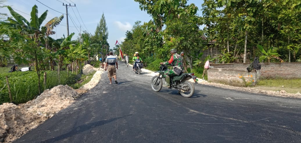 Pedagang Keliling Sambut Gembira Mulusnya Jalan Aspal TMMD 110 Bojonegoro