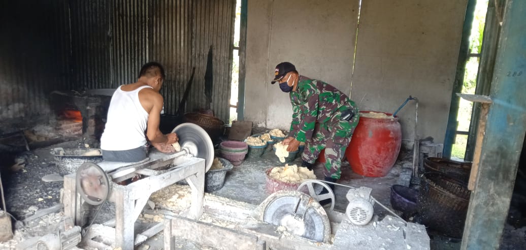 Jalan Makin Mulus Berkat Program TMMD Bojonegoro, Pengusaha Kripik Singkong Optimis
