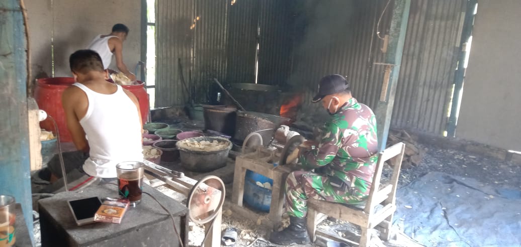 Satgas TMMD 110 Bojonegoro Bantu Warga Olah Keripik Singkong